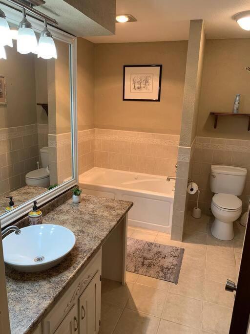 Charming Central Amarillo Retreat With A Jacuzzi Экстерьер фото